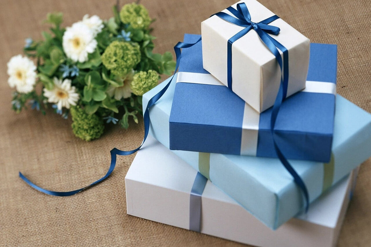 How to buy the perfect engagement gift. Desktop Image