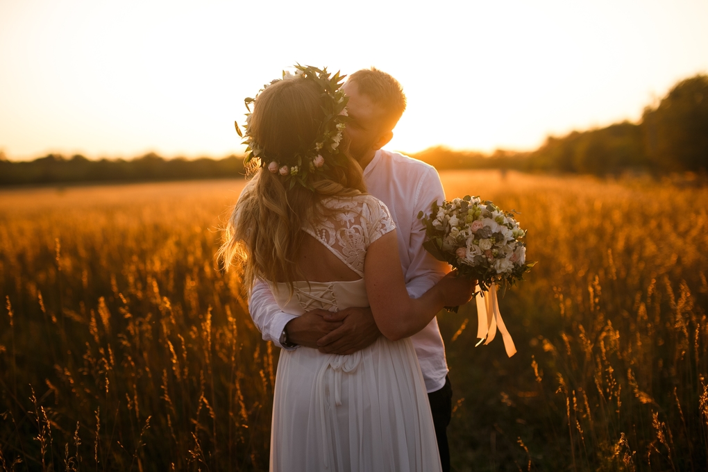 Essential tips and tricks for planning your wedding. Desktop Image